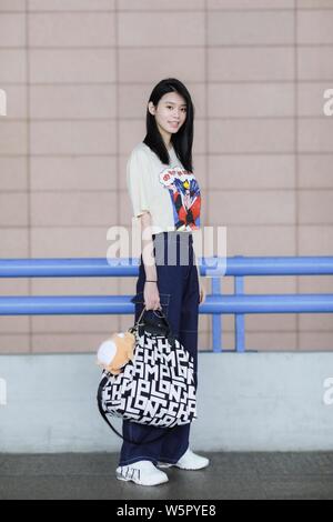 Chinesische supermodel Ming Xi, auch als Xi Mengyao bekannt, kommt an der Shanghai Pudong International Airport vor dem Abflug für 72nd Cannes Internatio Stockfoto