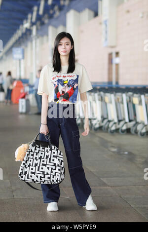 Chinesische supermodel Ming Xi, auch als Xi Mengyao bekannt, kommt an der Shanghai Pudong International Airport vor dem Abflug für 72nd Cannes Internatio Stockfoto