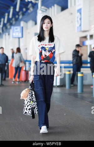 Chinesische supermodel Ming Xi, auch als Xi Mengyao bekannt, kommt an der Shanghai Pudong International Airport vor dem Abflug für 72nd Cannes Internatio Stockfoto