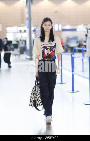 Chinesische supermodel Ming Xi, auch als Xi Mengyao bekannt, kommt an der Shanghai Pudong International Airport vor dem Abflug für 72nd Cannes Internatio Stockfoto