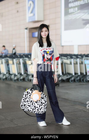 Chinesische supermodel Ming Xi, auch als Xi Mengyao bekannt, kommt an der Shanghai Pudong International Airport vor dem Abflug für 72nd Cannes Internatio Stockfoto