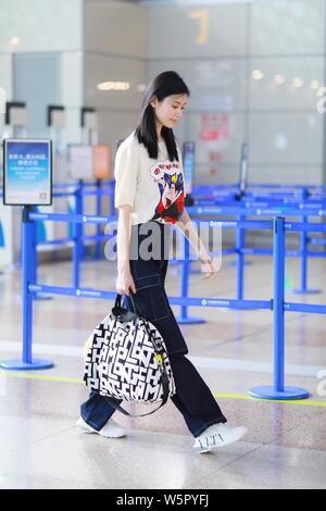 Chinesische supermodel Ming Xi, auch als Xi Mengyao bekannt, kommt an der Shanghai Pudong International Airport vor dem Abflug für 72nd Cannes Internatio Stockfoto