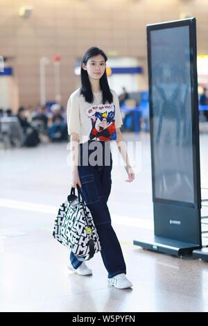 Chinesische supermodel Ming Xi, auch als Xi Mengyao bekannt, kommt an der Shanghai Pudong International Airport vor dem Abflug für 72nd Cannes Internatio Stockfoto