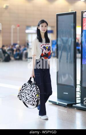 Chinesische supermodel Ming Xi, auch als Xi Mengyao bekannt, kommt an der Shanghai Pudong International Airport vor dem Abflug für 72nd Cannes Internatio Stockfoto