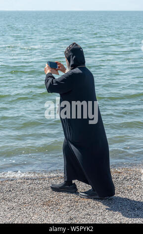 Tabgha, Israel - 18. Mai 2019: Koptischen Mönch an der Kirche in Tabgha am See Genezareth Stockfoto