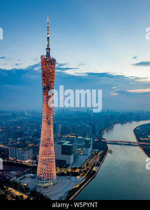 ------ Sicht eine Nacht des Kantons Turm am Ufer des Pearl River in Guangzhou City, die südchinesische Provinz Guangdong, 22. September 2017. Stockfoto