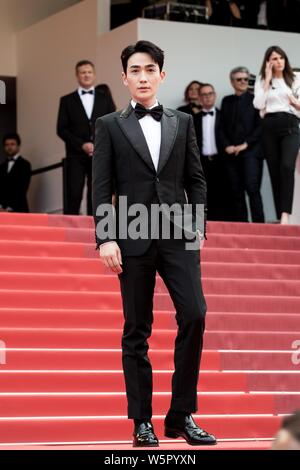 Chinesische Schauspieler Zhu Yilong wirft, wie er auf dem roten Teppich kommt für die 72. Internationalen Filmfestspiele von Cannes in Cannes, Frankreich, 21. Mai 2019. Stockfoto