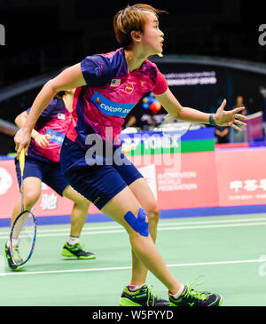 Vivian Hoo Kah Mun und Yap Cheng Wen von Malaysia wieder einen Schuß zu Du Yue und Li Yinhui von China in ihrer Gruppe 1D Match während der gesamten BWF Sudirman Stockfoto