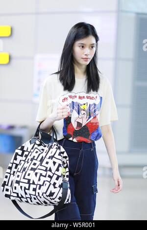 Chinesische supermodel Ming Xi, auch als Xi Mengyao bekannt, kommt an der Shanghai Pudong International Airport vor dem Abflug für 72nd Cannes Internatio Stockfoto