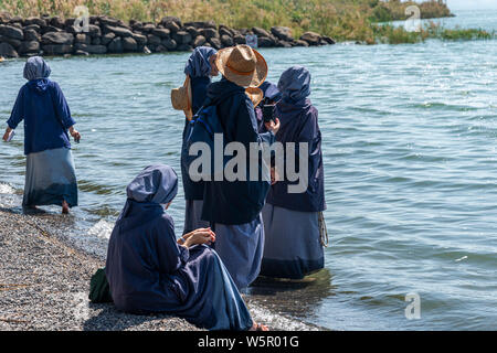 Tabgha, Israel - 18. Mai 2019: Nonnen, die Ufer des Sees von Galiläa in Tabgha Kirche Stockfoto