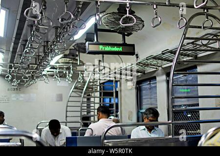 Anzeige im Zug Prabhadevi Bahnhof Mumbai Maharashtra Indien Asien Stockfoto