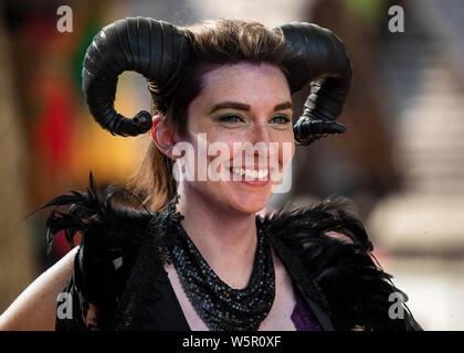 (190730) - Peking, 30. Juli 2019 (Xinhua) - Ein Teilnehmer ist im Bristol Renaissance Faire in Bristol, Wisconsin, United States, 28. Juli 2019 gesehen. Die Renaissance Pleasure Faire geöffnet samstags und sonntags von 6. Juli bis Sept. 2, 2019. (Foto von Joel Lerner/Xinhua) Stockfoto