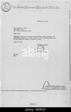 Brief an Curtis C. Flut von Bing Devine, General Manager der St. Louis Cardinals anmeldenden Flut, seinen Vertrag in Philadelphia zugewiesen wurde; Umfang und Inhalt: Dieses Dokument ist im Fall von Curtis C. Flut, Klage eingereicht, gegen Bowie K. Kuhn, Kommissar des Baseball, Charles S. Feeney, Präsident der Nationalen Liga, Joseph E. Cronin, Präsident der American League und Zwanzig - vier professionellen Baseball Mannschaften. Stockfoto