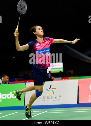 Vivian Hoo Kah Mun und Yap Cheng Wen von Malaysia wieder einen Schuß zu Du Yue und Li Yinhui von China in ihrer Gruppe 1D Match während der gesamten BWF Sudirman Stockfoto