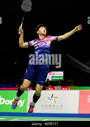 Du Yue und Li Yinhui von China wieder einen Schuß zu Vivian Hoo Kah Mun und Yap Cheng Wen von Malaysia in ihrer Gruppe 1D Match während der gesamten BWF Sudirman Stockfoto