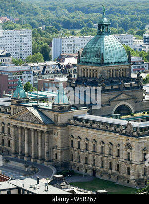 Leipzig, Deutschland. 25. Juli, 2019. Blick vom Turm des Neuen Rathaus in der Innenstadt von Leipzig mit dem Bundesverwaltungsgericht. Foto: Jens Kalaene/dpa-Zentralbild/dpa/Alamy leben Nachrichten Stockfoto