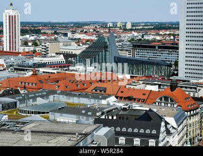 Leipzig, Deutschland. 25. Juli, 2019. Blick vom Turm des Neuen Rathaus in der Innenstadt von Leipzig mit der neuen Augusteum und Paulinum der Universität Leipzig (M) an den Augustusplatz mit der Oper Leipzig und dem Wintergartenhochhaus (l). Foto: Jens Kalaene/dpa-Zentralbild/dpa/Alamy leben Nachrichten Stockfoto