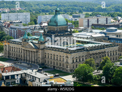 Leipzig, Deutschland. 25. Juli, 2019. Blick vom Turm des Neuen Rathaus in der Innenstadt von Leipzig mit dem Bundesverwaltungsgericht. Foto: Jens Kalaene/dpa-Zentralbild/dpa/Alamy leben Nachrichten Stockfoto