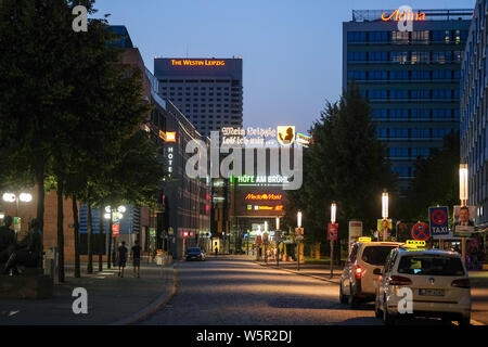 Leipzig, Deutschland. 25. Juli, 2019. Der Schriftzug "Mein Leipzig lob ich mir" auf dem Dach des Einkaufszentrum "Höfe am Brühl" am Abend in der Innenstadt. Das Zitat "Mein Leipzig lob ich mir" stammt aus Goethes "Faust". Foto: Jens Kalaene/dpa-Zentralbild/ZB/dpa/Alamy leben Nachrichten Stockfoto