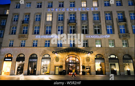 Leipzig, Deutschland. 25. Juli, 2019. Das Hotel Steigenberger Grandhotel Handelshof am Abend in der Innenstadt im Salzgäßchen. Foto: Jens Kalaene/dpa-Zentralbild/ZB/dpa/Alamy leben Nachrichten Stockfoto