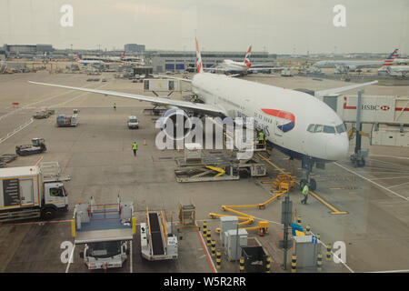 British Airways support vehciles laden ein Flugzeug am Terminal 5, Flughafen Heathrow, London Stockfoto