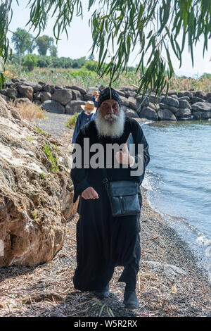 Tabgha, Israel - 18. Mai 2019: Koptischen Mönch an der Kirche in Tabgha am See Genezareth Stockfoto