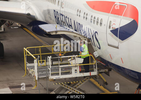 Einen British Airways Dreamliner wird an Klemme 5 geladen, Heathrow, London Stockfoto