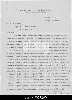 Brief an die Betriebsleiter über die Zusammenfassung der wilde Pferde.; Umfang und Inhalt: Brief an Supp. Crandall von Miss wahr vom Gouverneur des Santa Clara Pueblo, Leandro Naranjo, informiert der Betriebsleiter, dass Sie eine Zusammenfassung der Pferde auf dem indischen Ländern durchzuführen, festzustellen, Eigentum und Marke Hengstfohlen. Einige der Pferde wird in die ärmeren Inder ohne Teams gegeben werden. Stockfoto