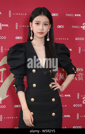 Chinesische Schauspielerin Sun Yi stellt, als sie auf dem roten Teppich für die Preisverleihung durch OK organisierte kommt! Magazin in Peking, China, 28. Mai 2019. Stockfoto