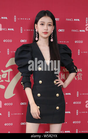 Chinesische Schauspielerin Sun Yi stellt, als sie auf dem roten Teppich für die Preisverleihung durch OK organisierte kommt! Magazin in Peking, China, 28. Mai 2019. Stockfoto