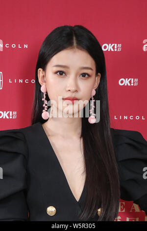 Chinesische Schauspielerin Sun Yi stellt, als sie auf dem roten Teppich für die Preisverleihung durch OK organisierte kommt! Magazin in Peking, China, 28. Mai 2019. Stockfoto