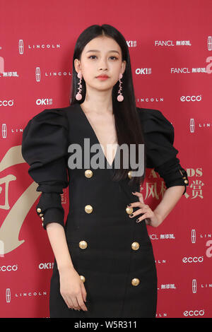 Chinesische Schauspielerin Sun Yi stellt, als sie auf dem roten Teppich für die Preisverleihung durch OK organisierte kommt! Magazin in Peking, China, 28. Mai 2019. Stockfoto