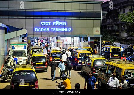 Dadar Bahnhof Terminus Eingang Mumbai Maharashtra Indien Asien Stockfoto