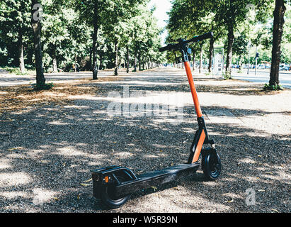 Vermietung e-Scooter, Motorroller, in den öffentlichen Park in Berlin geparkt, Deutschland Stockfoto