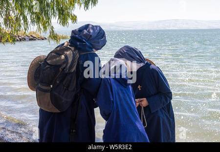 Tabgha, Israel - 18. Mai 2019: Nonnen, die Ufer des Sees von Galiläa in Tabgha Kirche Stockfoto