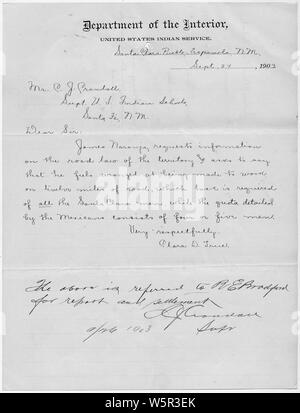 Brief an die Betriebsleiter geschrieben für James Naranjo über die territoriale Auflagen von Pueblo Männer auf den Straßen zu arbeiten.; Umfang und Inhalt: Brief an Supp. Crandall von Clara gilt für James Naranjo, die die territoriale Gesetze in bezug auf die Zuteilung der Menschen auf den Straßen zu arbeiten Wissen geschrieben. Er will wissen, warum alle Männer des Santa Clara Pueblo auf 12 Meilen auf der Straße arbeiten müssen, während die Mexikaner nur zum Detail 4 oder 5 Männer haben. Es gibt eine Post Script von Crandall auf den Brief, den Sie Schreiben wurde an die R. E. Bradford on 9/26/1903 bezeichnet. Stockfoto