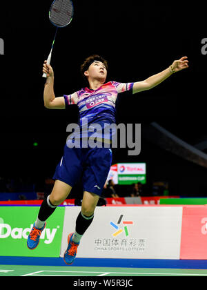 Du Yue und Li Yinhui von China wieder einen Schuß zu Vivian Hoo Kah Mun und Yap Cheng Wen von Malaysia in ihrer Gruppe 1D Match während der gesamten BWF Sudirman Stockfoto