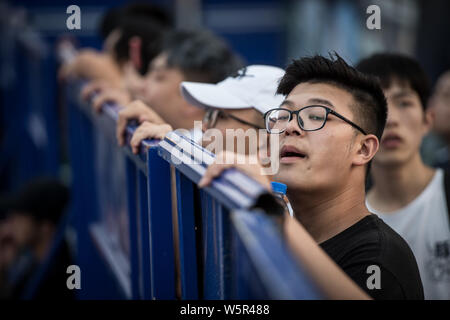 Chinesische junge Männer stehen auf Zehenspitzen die 2. Internationalen Douyu Spiel Festival in Wuhan City zu sehen, die Zentrale China Provinz Hubei, 14. Juni 2019. Die Stockfoto