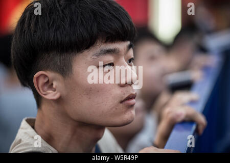 Chinesische junge Männer stehen auf Zehenspitzen die 2. Internationalen Douyu Spiel Festival in Wuhan City zu sehen, die Zentrale China Provinz Hubei, 14. Juni 2019. Die Stockfoto