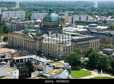 Leipzig, Deutschland. 25. Juli, 2019. Blick vom Turm des Neuen Rathaus in der Innenstadt von Leipzig mit dem Bundesverwaltungsgericht. Foto: Jens Kalaene/dpa-Zentralbild/dpa/Alamy leben Nachrichten Stockfoto