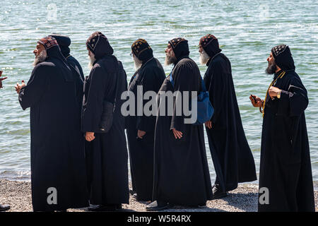 Tabgha, Israel - 18. Mai 2019: koptische Mönche in der Kirche in Tabgha am See Genezareth Stockfoto