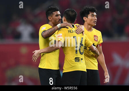 Brasilianische Fußballspieler Paulinho, links, von Guangzhou Evergrande Taobao feiert mit seinen Mannschaftskameraden nachdem Sie gegen Shanghai SIPG in ihrer 13. Stockfoto