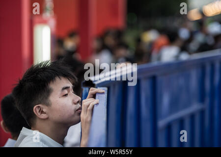 Chinesische junge Männer stehen auf Zehenspitzen die 2. Internationalen Douyu Spiel Festival in Wuhan City zu sehen, die Zentrale China Provinz Hubei, 14. Juni 2019. Die Stockfoto