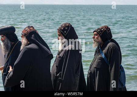 Tabgha, Israel - 18. Mai 2019: koptische Mönche in der Kirche in Tabgha am See Genezareth Stockfoto