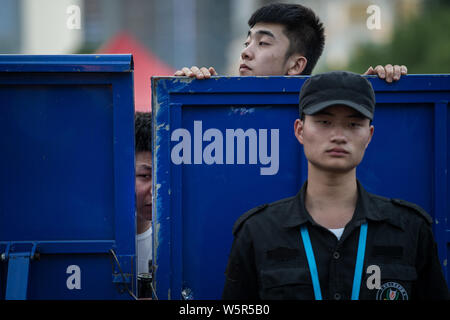 Chinesische junge Männer stehen auf Zehenspitzen die 2. Internationalen Douyu Spiel Festival in Wuhan City zu sehen, die Zentrale China Provinz Hubei, 14. Juni 2019. Die Stockfoto