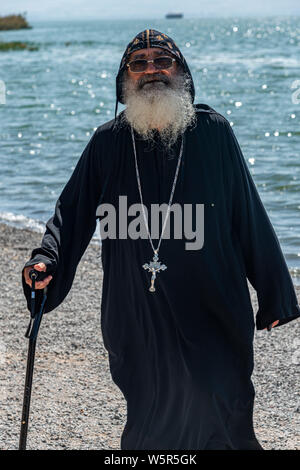 Tabgha, Israel - 18. Mai 2019: Koptischen Mönch an der Kirche in Tabgha am See Genezareth Stockfoto