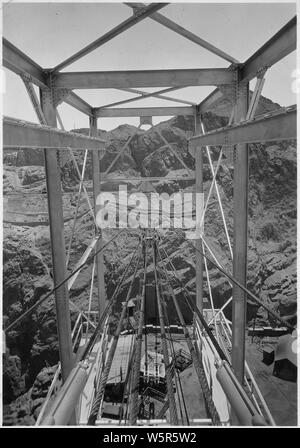 Blick über Canyon entlang der Kabel von der Oberseite der 150-Tonnen permanente Seilbahn Head Tower. Boulder Dam.; Umfang und Inhalt: Foto aus Band 2 einer Reihe von Fotoalben dokumentiert den Bau des Hoover Dam, Boulder City, Nevada. Stockfoto