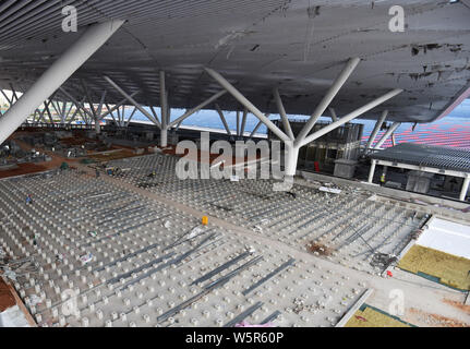 Chinesische Arbeiter Arbeit auf der Baustelle von Shenzhen world Exhibition & Convention Center in Shenzhen, der südchinesischen Provinz Guangdong, Stockfoto