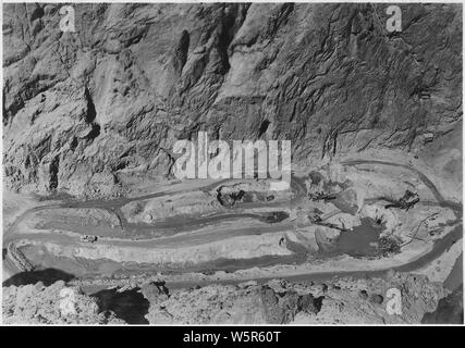 Blick nach unten in die obere Fangdamms Ausgrabungen aus dem Rand des Black Canyon in Arizona Seite. Canyon Wand im Vordergrund blendet Teil des Flusses Kanal, durch den Fluss fließt. Hinweis drei Versickerung hält in Nevada Widerlager im Zentrum.; Umfang und Inhalt: Foto aus Band 2 einer Reihe von Fotoalben dokumentiert den Bau des Hoover Dam, Boulder City, Nevada. Stockfoto