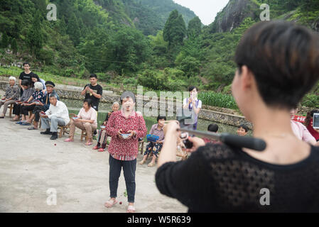 Lokale Knaben helfen Senioren live streaming webcast Ihre lokale Spezialität, Yangmei oder Chinesischen bayberry zu verkaufen, auf Alibaba's e-commerce platfor Stockfoto